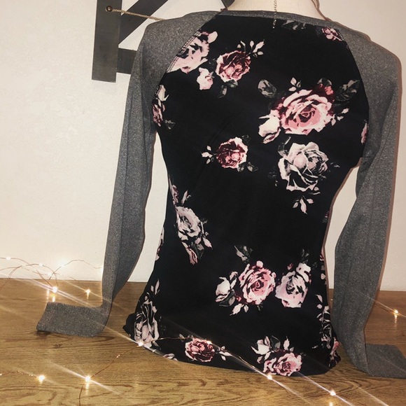 Floral top with solid sleeves NEW - Picture 2 of 3
